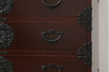 和製ビンテージ　高級品!!　手打ち金具　及川孝一(篁堂/コウドウ)作　木地呂塗り　欅(ケヤキ)材　玉杢　天板リメイク　立派な龍(竜)の金具が目を惹く岩谷堂箪笥ローボード(ローチェスト、衣装箪笥、収納箪笥、整理箪笥、和箪笥、テレビ台、テレビボード、引き出し、ヴィンテージ)(R-072050)