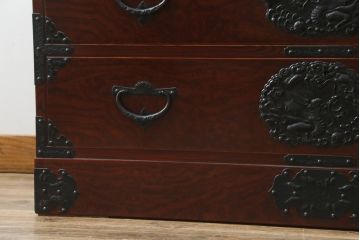 和製ビンテージ　高級品!!　手打ち金具　及川孝一(篁堂/コウドウ)作　木地呂塗り　欅(ケヤキ)材　玉杢　天板リメイク　立派な龍(竜)の金具が目を惹く岩谷堂箪笥ローボード(ローチェスト、衣装箪笥、収納箪笥、整理箪笥、和箪笥、テレビ台、テレビボード、引き出し、ヴィンテージ)(R-072050)