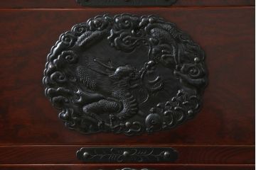 和製ビンテージ　高級品!!　手打ち金具　及川孝一(篁堂/コウドウ)作　木地呂塗り　欅(ケヤキ)材　玉杢　天板リメイク　立派な龍(竜)の金具が目を惹く岩谷堂箪笥ローボード(ローチェスト、衣装箪笥、収納箪笥、整理箪笥、和箪笥、テレビ台、テレビボード、引き出し、ヴィンテージ)(R-072050)