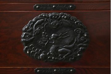和製ビンテージ　高級品!!　手打ち金具　及川孝一(篁堂/コウドウ)作　木地呂塗り　欅(ケヤキ)材　玉杢　天板リメイク　立派な龍(竜)の金具が目を惹く岩谷堂箪笥ローボード(ローチェスト、衣装箪笥、収納箪笥、整理箪笥、和箪笥、テレビ台、テレビボード、引き出し、ヴィンテージ)(R-072050)