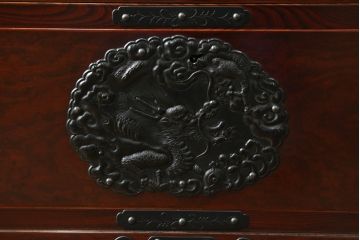 和製ビンテージ　高級品!!　手打ち金具　及川孝一(篁堂/コウドウ)作　木地呂塗り　欅(ケヤキ)材　玉杢　天板リメイク　立派な龍(竜)の金具が目を惹く岩谷堂箪笥ローボード(ローチェスト、衣装箪笥、収納箪笥、整理箪笥、和箪笥、テレビ台、テレビボード、引き出し、ヴィンテージ)(R-072050)
