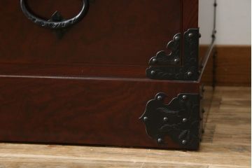 和製ビンテージ　高級品!!　手打ち金具　及川孝一(篁堂/コウドウ)作　木地呂塗り　欅(ケヤキ)材　玉杢　天板リメイク　立派な龍(竜)の金具が目を惹く岩谷堂箪笥ローボード(ローチェスト、衣装箪笥、収納箪笥、整理箪笥、和箪笥、テレビ台、テレビボード、引き出し、ヴィンテージ)(R-072050)