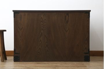 和製ビンテージ　高級品!!　手打ち金具　及川孝一(篁堂/コウドウ)作　木地呂塗り　欅(ケヤキ)材　玉杢　天板リメイク　立派な龍(竜)の金具が目を惹く岩谷堂箪笥ローボード(ローチェスト、衣装箪笥、収納箪笥、整理箪笥、和箪笥、テレビ台、テレビボード、引き出し、ヴィンテージ)(R-072050)
