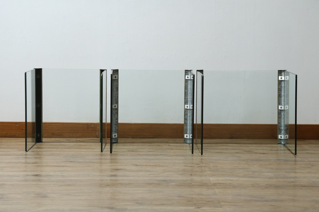 イタリアヴィンテージ　Gallotti&Radice(ガロッティ&ラディス)　シンプルでモダンなデザインのガラスネストテーブル　(R-072053)