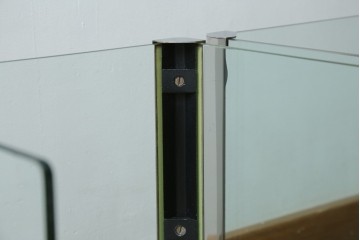 イタリアヴィンテージ　Gallotti&Radice(ガロッティ&ラディス)　シンプルでモダンなデザインのガラスネストテーブル　(R-072053)