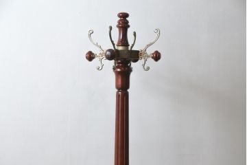 和製ビンテージ　カリモク(karimoku)　シックな色合いと品のある佇まいが魅力のポールハンガー(コートハンガー、帽子掛け、店舗什器、ヴィンテージ)(R-072056)
