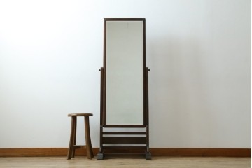 和製ヴィンテージ　北海道民芸家具　シックな色合いが上品な印象のスタンドミラー　(R-072057)