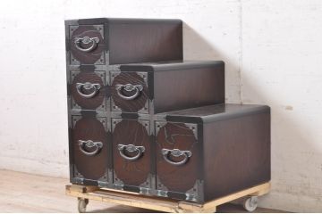 中古　美品　落ち着いた色合いが素敵なアンティーク調の小さな階段箪笥(和たんす、収納箪笥)(R-072058)