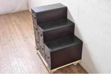 中古　美品　落ち着いた色合いが素敵なアンティーク調の小さな階段箪笥(和たんす、収納箪笥)(R-072058)