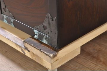中古　美品　落ち着いた色合いが素敵なアンティーク調の小さな階段箪笥(和たんす、収納箪笥)(R-072058)