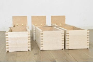 中古　美品　落ち着いた色合いが素敵なアンティーク調の小さな階段箪笥(和たんす、収納箪笥)(R-072058)