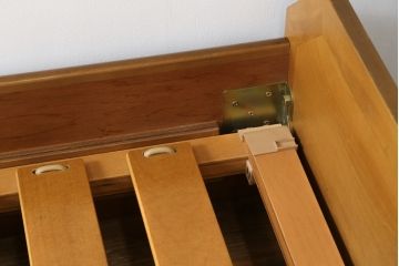 中古　カリモク家具(karimoku)　domani(ドマーニ)　シンプルなデザインが使いやすいすのこ付きベッドフレーム(セミダブル)(R-072069)