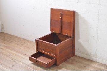 中古　美品　民芸家具　栓材　収納付きで便利な囲炉裏チェア2脚セット(椅子、ダイニングチェア、板座チェア)(R-072073)