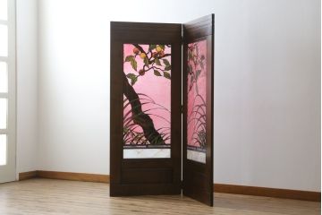 中古　美品　ステンドグラス作家　川島政則作　「茜雲」　柔らかなピンク色と柿の描写に引き込まれる屏風(パーテーション、衝立て、衝い立て、つい立て、間仕切り、折りたたみ)(定価約88万円)(R-072079)