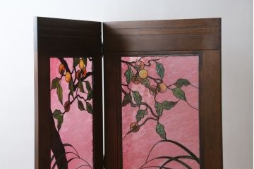 中古　美品　ステンドグラス作家　川島政則作　「茜雲」　柔らかなピンク色と柿の描写に引き込まれる屏風(パーテーション、衝立て、衝い立て、つい立て、間仕切り、折りたたみ)(定価約88万円)(R-072079)