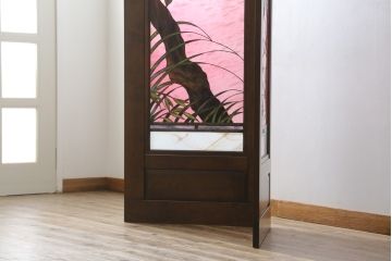 中古　美品　ステンドグラス作家　川島政則作　「茜雲」　柔らかなピンク色と柿の描写に引き込まれる屏風(パーテーション、衝立て、衝い立て、つい立て、間仕切り、折りたたみ)(定価約88万円)(R-072079)