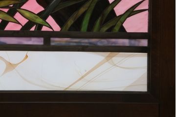 中古　美品　ステンドグラス作家　川島政則作　「茜雲」　柔らかなピンク色と柿の描写に引き込まれる屏風(パーテーション、衝立て、衝い立て、つい立て、間仕切り、折りたたみ)(定価約88万円)(R-072079)