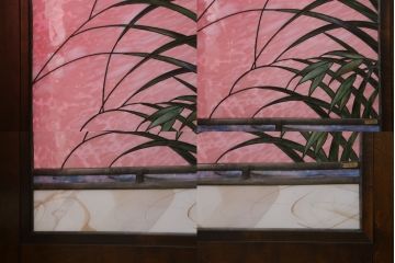中古　美品　ステンドグラス作家　川島政則作　「茜雲」　柔らかなピンク色と柿の描写に引き込まれる屏風(パーテーション、衝立て、衝い立て、つい立て、間仕切り、折りたたみ)(定価約88万円)(R-072079)