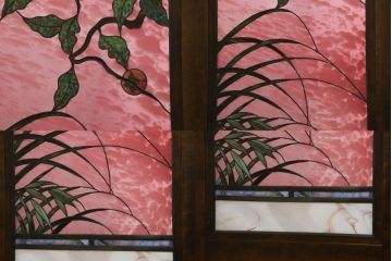中古　美品　ステンドグラス作家　川島政則作　「茜雲」　柔らかなピンク色と柿の描写に引き込まれる屏風(パーテーション、衝立て、衝い立て、つい立て、間仕切り、折りたたみ)(定価約88万円)(R-072079)