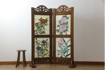 中古　高級品!!　ナラ材フレーム　4種の花のデザインが豪華! 彫刻とステンドグラスが美しいパーテーション(衝立て、衝い立て、つい立て、間仕切り、折りたたみ)(R-072080)