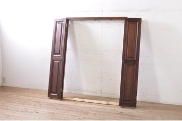 ヨーロッパビンテージ　クラシカルなデザインが素敵な枠付き折れ戸1対2枚セット(建具、木製扉、ヴィンテージ)(R-072081)