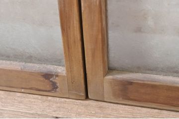 アンティーク建具　落ち着いた和の空間を演出する透かし彫り入りガラス窓2枚セット(引き戸、ガラス戸)(R-072083)