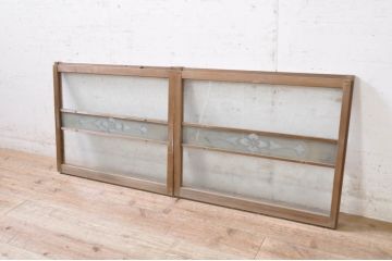 アンティーク建具　落ち着いた和の空間を演出する透かし彫り入りガラス窓2枚セット(引き戸、ガラス戸)(R-072083)