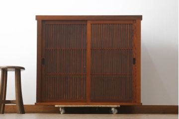 中古　美品　ニレ材　上質な和の空間を演出する格子引き戸の水屋箪笥サイドボード(食器棚、茶箪笥、サイドキャビネット、収納棚、戸棚、店舗什器)(R-072094)