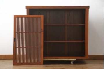 中古　美品　ニレ材　上質な和の空間を演出する格子引き戸の水屋箪笥サイドボード(食器棚、茶箪笥、サイドキャビネット、収納棚、戸棚、店舗什器)(R-072094)