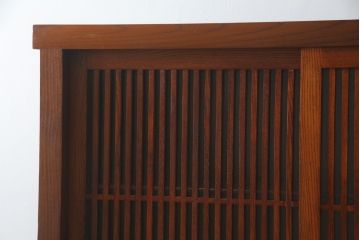 中古　美品　ニレ材　上質な和の空間を演出する格子引き戸の水屋箪笥サイドボード(食器棚、茶箪笥、サイドキャビネット、収納棚、戸棚、店舗什器)(R-072094)