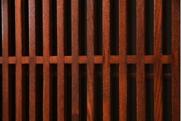 中古　美品　ニレ材　上質な和の空間を演出する格子引き戸の水屋箪笥サイドボード(食器棚、茶箪笥、サイドキャビネット、収納棚、戸棚、店舗什器)(R-072094)