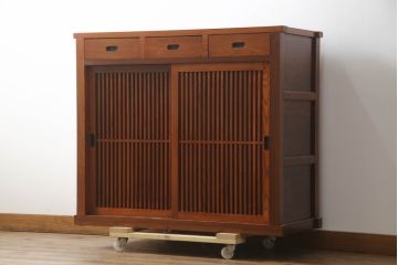 中古　美品　ニレ材　上質な和の空間を演出する格子引き戸の水屋箪笥サイドボード(食器棚、茶箪笥、サイドキャビネット、収納棚、戸棚、店舗什器)(R-072095)