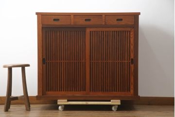 中古　美品　ニレ材　上質な和の空間を演出する格子引き戸の水屋箪笥サイドボード(食器棚、茶箪笥、サイドキャビネット、収納棚、戸棚、店舗什器)(R-072095)