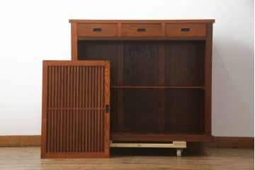 中古　美品　ニレ材　上質な和の空間を演出する格子引き戸の水屋箪笥サイドボード(食器棚、茶箪笥、サイドキャビネット、収納棚、戸棚、店舗什器)(R-072095)