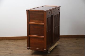 中古　美品　ニレ材　上質な和の空間を演出する格子引き戸の水屋箪笥サイドボード(食器棚、茶箪笥、サイドキャビネット、収納棚、戸棚、店舗什器)(R-072095)