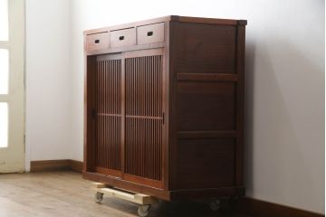 中古　美品　ニレ材　上質な和の空間を演出する格子引き戸の水屋箪笥サイドボード(食器棚、茶箪笥、サイドキャビネット、収納棚、戸棚、店舗什器)(R-072095)