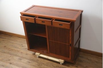 中古　美品　ニレ材　上質な和の空間を演出する格子引き戸の水屋箪笥サイドボード(食器棚、茶箪笥、サイドキャビネット、収納棚、戸棚、店舗什器)(R-072095)
