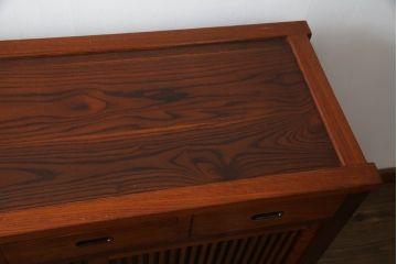 中古　美品　ニレ材　上質な和の空間を演出する格子引き戸の水屋箪笥サイドボード(食器棚、茶箪笥、サイドキャビネット、収納棚、戸棚、店舗什器)(R-072095)