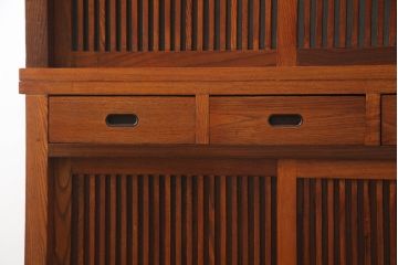 中古　美品　ニレ材　上質な和の空間を演出する格子引き戸の水屋箪笥サイドボード(食器棚、茶箪笥、サイドキャビネット、収納棚、戸棚、店舗什器)(R-072095)