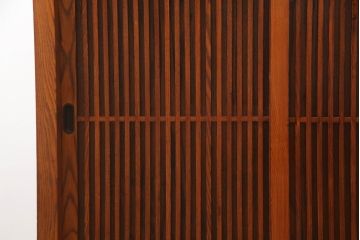中古　美品　ニレ材　上質な和の空間を演出する格子引き戸の水屋箪笥サイドボード(食器棚、茶箪笥、サイドキャビネット、収納棚、戸棚、店舗什器)(R-072095)