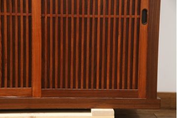 中古　美品　ニレ材　上質な和の空間を演出する格子引き戸の水屋箪笥サイドボード(食器棚、茶箪笥、サイドキャビネット、収納棚、戸棚、店舗什器)(R-072095)