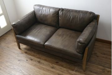 中古　美品　HALO(ハロ)　LOFFEE(ロフィ)　本革　ヴィンテージ加工を施したレザーが格好いい2Pソファ(2人掛けソファ、二人掛け、ラブソファ、アームソファ、レザーソファ)(R-072101)