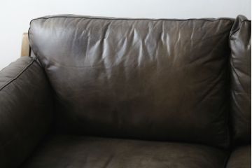 中古　美品　HALO(ハロ)　LOFFEE(ロフィ)　本革　ヴィンテージ加工を施したレザーが格好いい2Pソファ(2人掛けソファ、二人掛け、ラブソファ、アームソファ、レザーソファ)(R-072101)