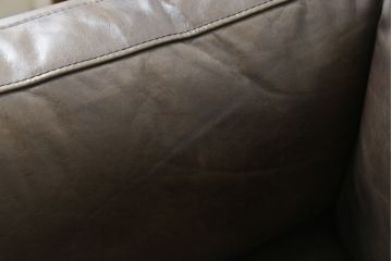 中古　美品　HALO(ハロ)　LOFFEE(ロフィ)　本革　ヴィンテージ加工を施したレザーが格好いい2Pソファ(2人掛けソファ、二人掛け、ラブソファ、アームソファ、レザーソファ)(R-072101)