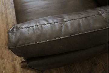 中古　美品　HALO(ハロ)　LOFFEE(ロフィ)　本革　ヴィンテージ加工を施したレザーが格好いい2Pソファ(2人掛けソファ、二人掛け、ラブソファ、アームソファ、レザーソファ)(R-072101)