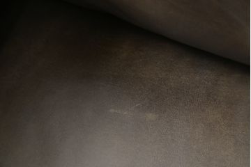 中古　美品　HALO(ハロ)　LOFFEE(ロフィ)　本革　ヴィンテージ加工を施したレザーが格好いい2Pソファ(2人掛けソファ、二人掛け、ラブソファ、アームソファ、レザーソファ)(R-072101)