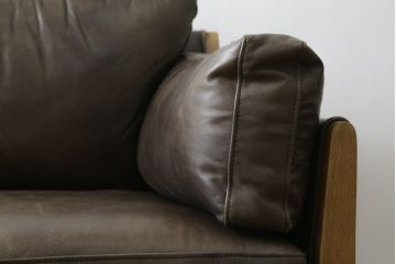 中古　美品　HALO(ハロ)　LOFFEE(ロフィ)　本革　ヴィンテージ加工を施したレザーが格好いい2Pソファ(2人掛けソファ、二人掛け、ラブソファ、アームソファ、レザーソファ)(R-072101)
