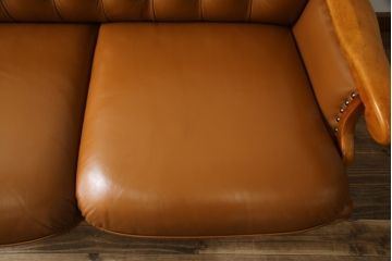 中古　美品!!　横浜クラシック家具　ダニエル(daniel)　Leona(レオナ)　A-522　重厚さと高級感が魅力的な3人掛けソファ(三人掛け、3P、アームソファ、トリプルソファ)(定価約130万円)(R-072102)