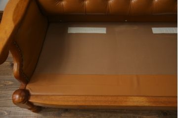 中古　美品!!　横浜クラシック家具　ダニエル(daniel)　Leona(レオナ)　A-522　重厚さと高級感が魅力的な3人掛けソファ(三人掛け、3P、アームソファ、トリプルソファ)(定価約130万円)(R-072102)