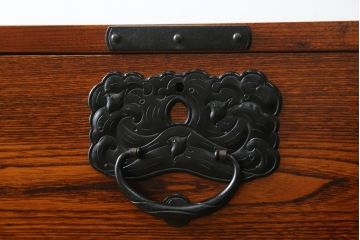 中古　美品　秋田県　川連漆民芸箪笥　美しい木目が目を惹く重厚な佇まいのがんこ箪笥(整理タンス、収納箪笥、引き出し、サイドチェスト)(定価約42万円)(R-072105)